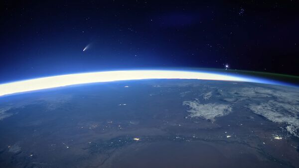 Потрясающее зрелище — полет кометы сняли с борта МКС. Видео - Sputnik Кыргызстан