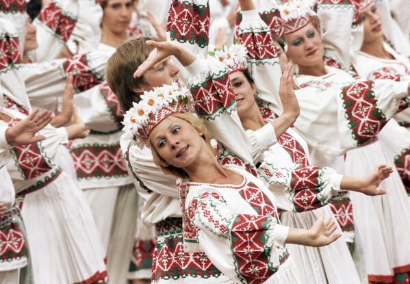 Представители всех 15 республик Советского Союза исполнили танец Дружба народов - Sputnik Кыргызстан
