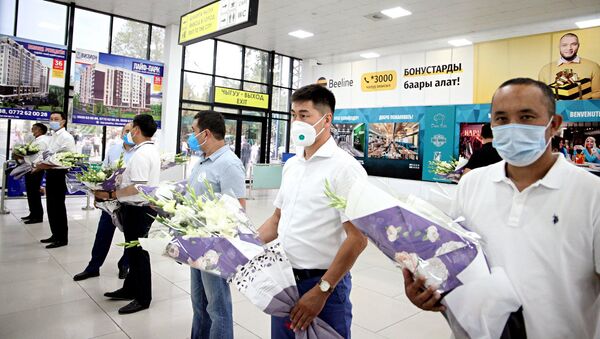 В международном аэропорту города Ош состоялась встреча 15 медработников - Sputnik Кыргызстан