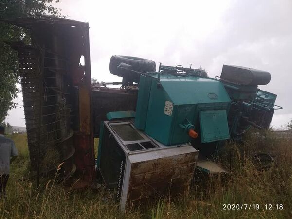 Ысык-Көлдө жеңил автоунаа менен кагышкан комбайн оодарылып калды. Сүрөттөр - Sputnik Кыргызстан