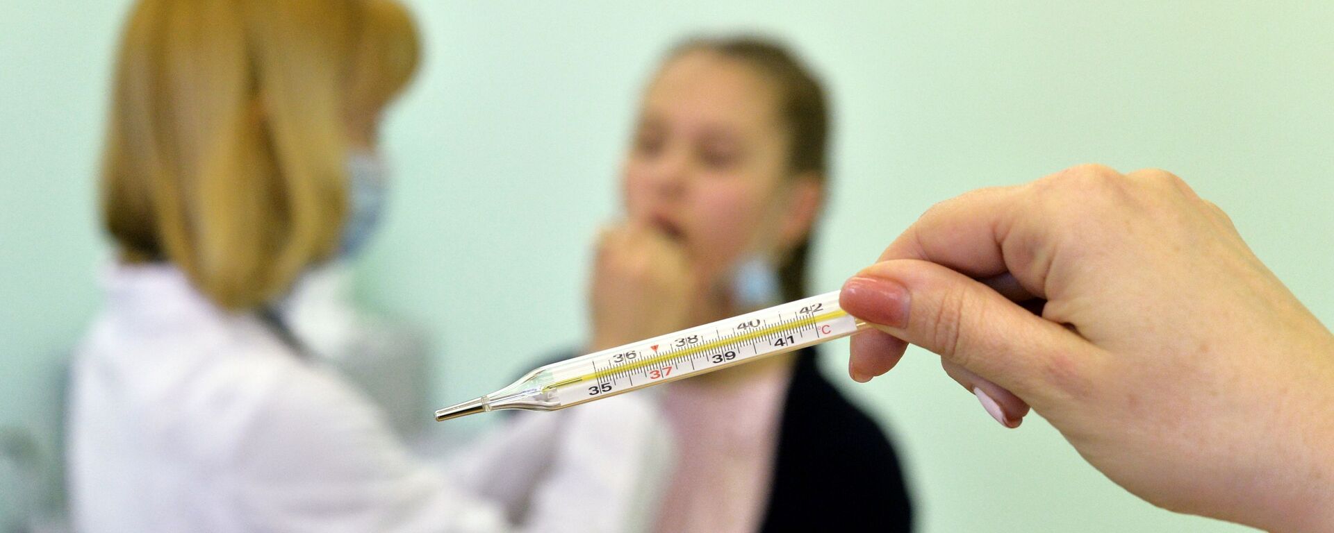 Врач осматривает девочку. Архивное фото - Sputnik Кыргызстан, 1920, 11.10.2022