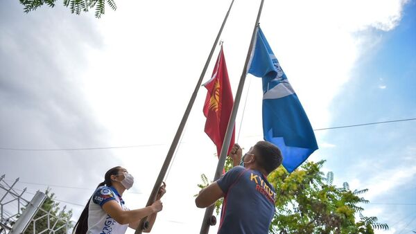 Церемония поднятия флага Кыргызстана по случаю 40-летия Олимпийских игр в Москве - Sputnik Кыргызстан