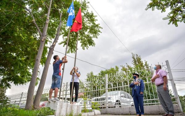 В Управлении физической культуры и спорта мэрии Бишкека состоялась церемония поднятия флага Кыргызстана по случаю 40-летия Олимпийских игр в Москве - Sputnik Кыргызстан