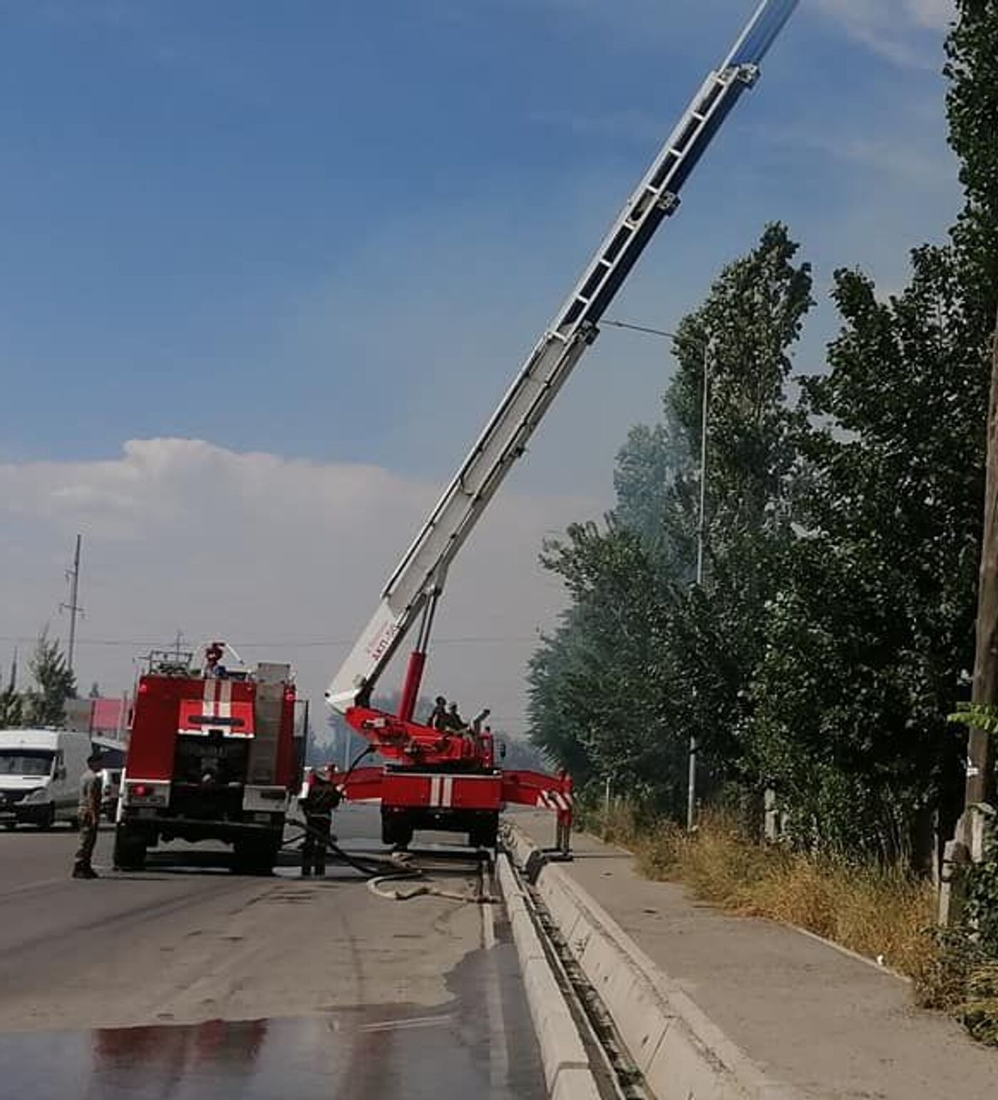 В Бишкеке загорелась пожарная машина при тушении огня — видео - 20.07.2020,  Sputnik Кыргызстан