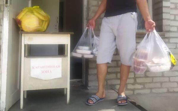 Два человека с 16 июля трудоустроены в бригаду, обеспечивающую госпиталь кислородом, а шестеро приступили к работе в качестве санитаров - Sputnik Кыргызстан