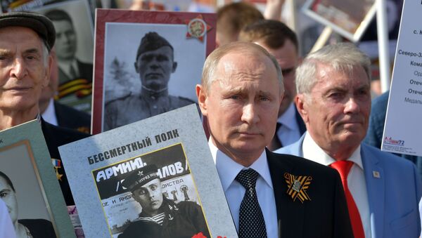 Президент РФ В. Путин принял участие в шествии Бессмертный полк - Sputnik Кыргызстан