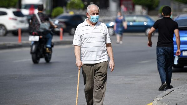 Мужчина в медицинской маске идет по улице. Архивное фото - Sputnik Кыргызстан