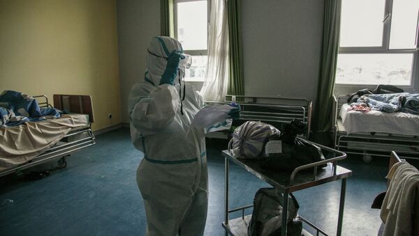 Медицинский работник в палате где проходят лечение пациенты с коронавирусом. Архивное фото - Sputnik Кыргызстан