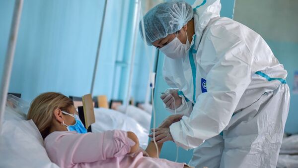 Медицинских работник осматривает пациента в одном из дневных стационаров в Бишкеке. Архивное фото - Sputnik Кыргызстан