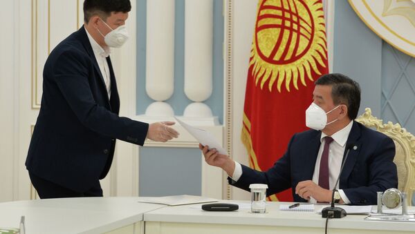 Встреча президента КР Сооронбая Жээнбекова с волонтерами - Sputnik Кыргызстан