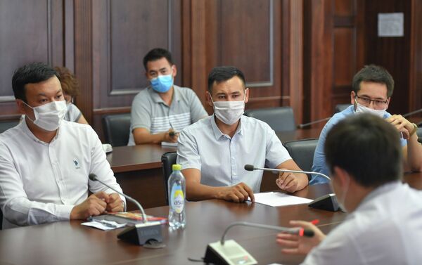 В правительстве принято решение о дальнейшей совместной работе с волонтерскими организациями в борьбе с COVID-19 - Sputnik Кыргызстан