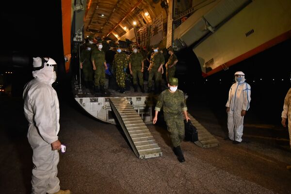 Прибытие специального борта с группой военных врачей из РФ на аэродром в Канте - Sputnik Кыргызстан