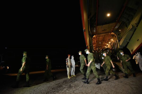 Прибытие специального борта с группой военных врачей из РФ на аэродром в Канте - Sputnik Кыргызстан