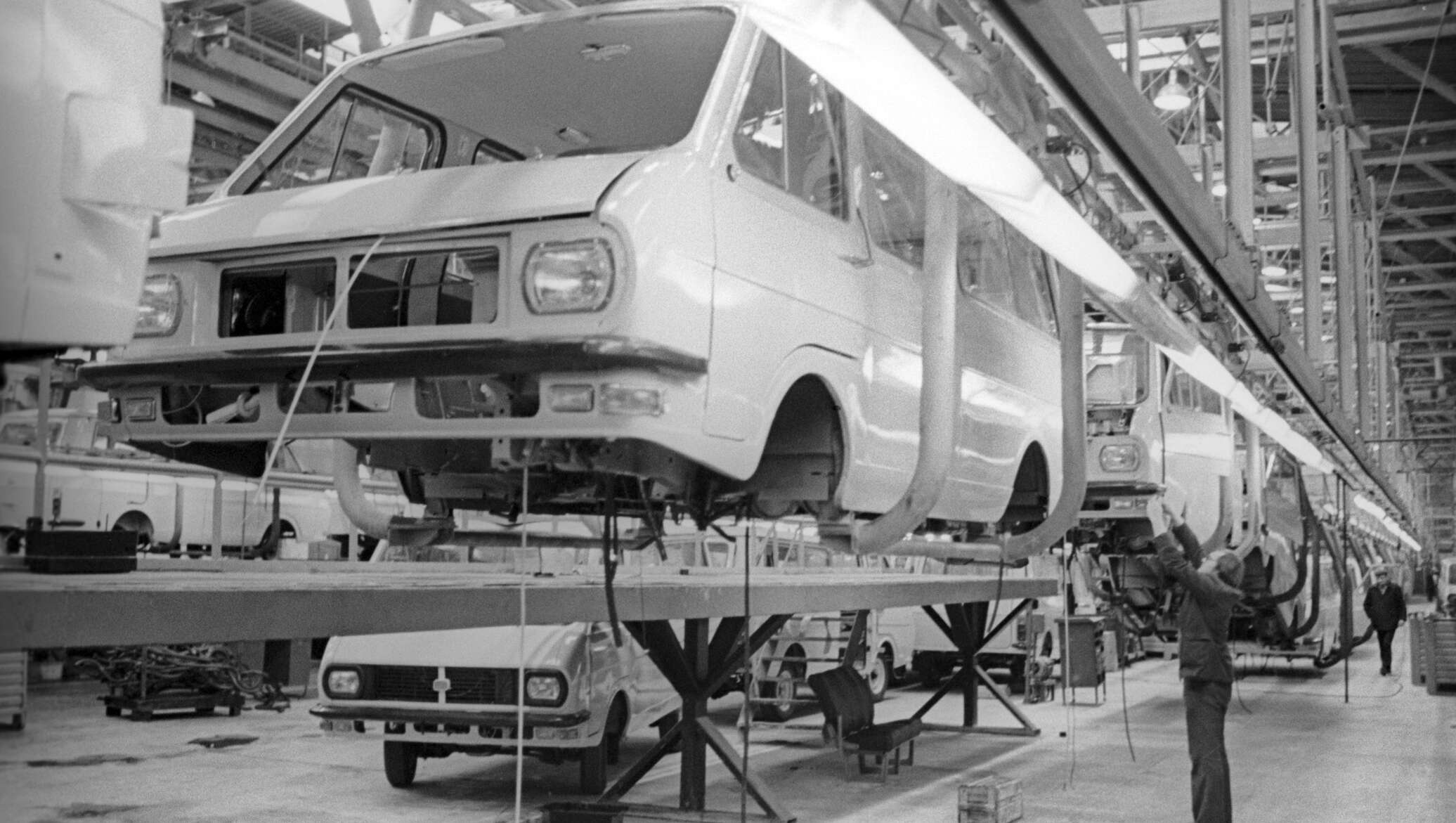 раф завод в риге. раф-10 микроавтобус. рижская автомобильная фабрика. раф рижский автомобильный завод. раф 2203 на заводе.