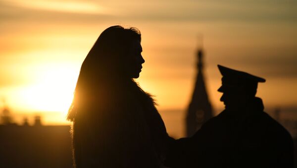 Девушка и сотрудник правоохранительных в одном из парков Москвы. Архивное фото - Sputnik Кыргызстан