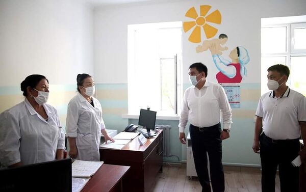 Калаа башчысы Таалайбек Сарыбашов ремонт иштери менен таанышып келген - Sputnik Кыргызстан