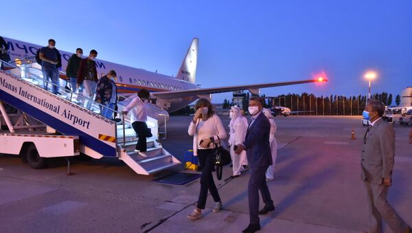 Встреча группы врачей из России в аэропорту Манас, прилетевших в Кыргызстан для оказания помощи в борьбе с коронавирусом - Sputnik Кыргызстан