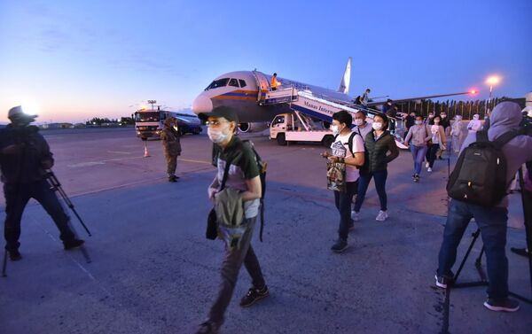 По словам замминистра здравоохранения Башкоторстана Евгения Кустова, гумпомощь прибудет другим самолетом - Sputnik Кыргызстан