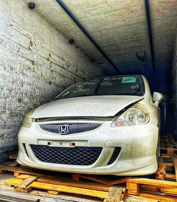 В Кыргызстан хотели ввезти 9 праворульных авто под видом запчастей — видео - Sputnik Кыргызстан