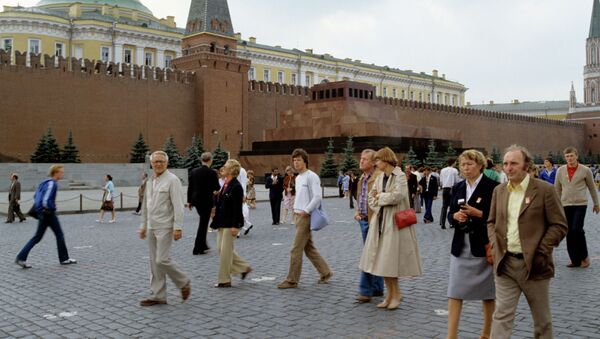 Гости XXII Олимпийских игр - туристы из ФРГ на Красной площади в Москве. Архивное фото - Sputnik Кыргызстан