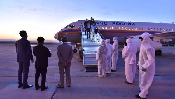 Встреча группы врачей из России в аэропорту Манас, прилетевших в Кыргызстан для оказания помощи в борьбе с коронавирусом - Sputnik Кыргызстан