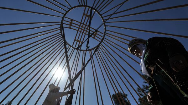 Улуттук кийимчен кыргыздар боз үй тигип жатышат. Архив - Sputnik Кыргызстан