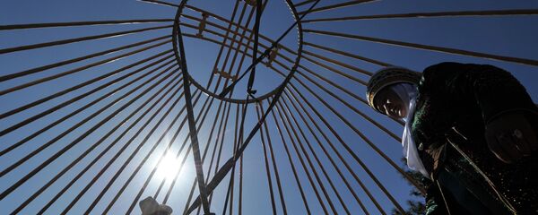 Кишилер боз үйдү тигүү учурунда. Архив - Sputnik Кыргызстан