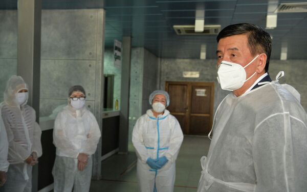 Во время посещения дневного стационара в Таласе президент пообещал, что во всех регионах начнется строительство комплексных больниц. - Sputnik Кыргызстан