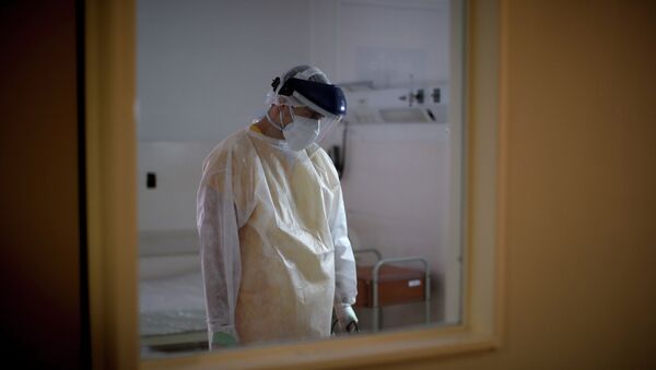 Медик навещает пациента инфицированного COVID-19. Архивное фото - Sputnik Кыргызстан