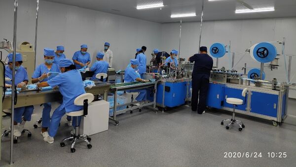 Открытие цехов по пошиву одноразовых медицинских масок и СИЗ в Бишкеке - Sputnik Кыргызстан