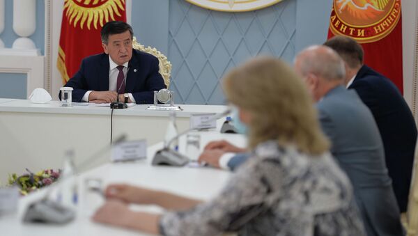 Президент Сооронбай Жээнбеков встретился с руководителем медицинской группы, прибывшей из РФ в КР - Sputnik Кыргызстан