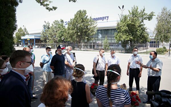 В аэропорту врачей встретили представители руководства города и Ошской области. - Sputnik Кыргызстан