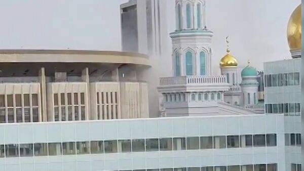 Взрывы напугали людей — в Москве сносят спорткомплекс Олимпийский. Видео - Sputnik Кыргызстан