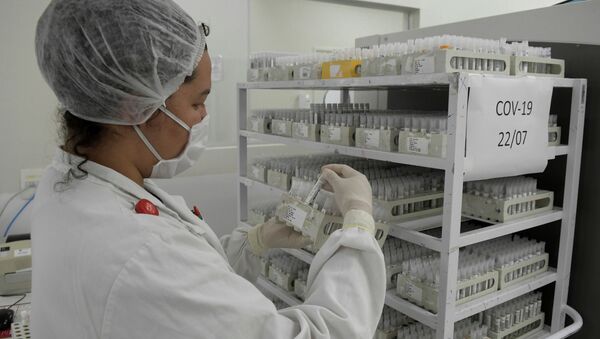 Сотрудник лаборатории работает над тестированием на коронавирусную болезнь (COVID-19). Архивное фото - Sputnik Кыргызстан