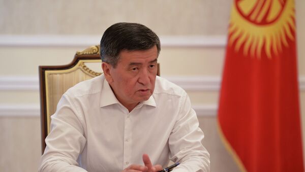 Президент КР Сооронбай Жээнбеков во время интервью радиостанции Биринчи радио Общественной телерадиовещательной корпорации - Sputnik Кыргызстан