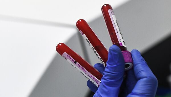 Сотрудник лаборатории держит образцы крови. Архивное фото - Sputnik Кыргызстан