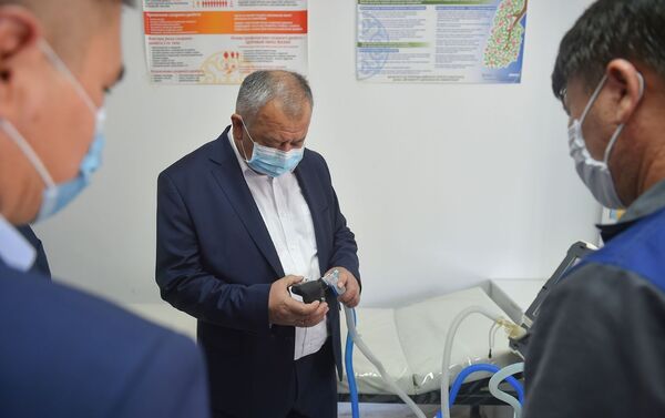 В настоящее время здесь планируют наладить выпуск аппаратов искусственной вентиляции легких, а уже изготовленный экземпляр проходит испытания - Sputnik Кыргызстан
