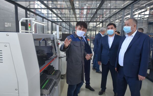 Сегодня премьер-министр Кубатбек Боронов в рамках поездки в Ошскую область ознакомился с деятельностью завода Кыргыз Унаа Курулуш, который специализируется на производстве электрических автобусов и оборудования для ГЭС - Sputnik Кыргызстан
