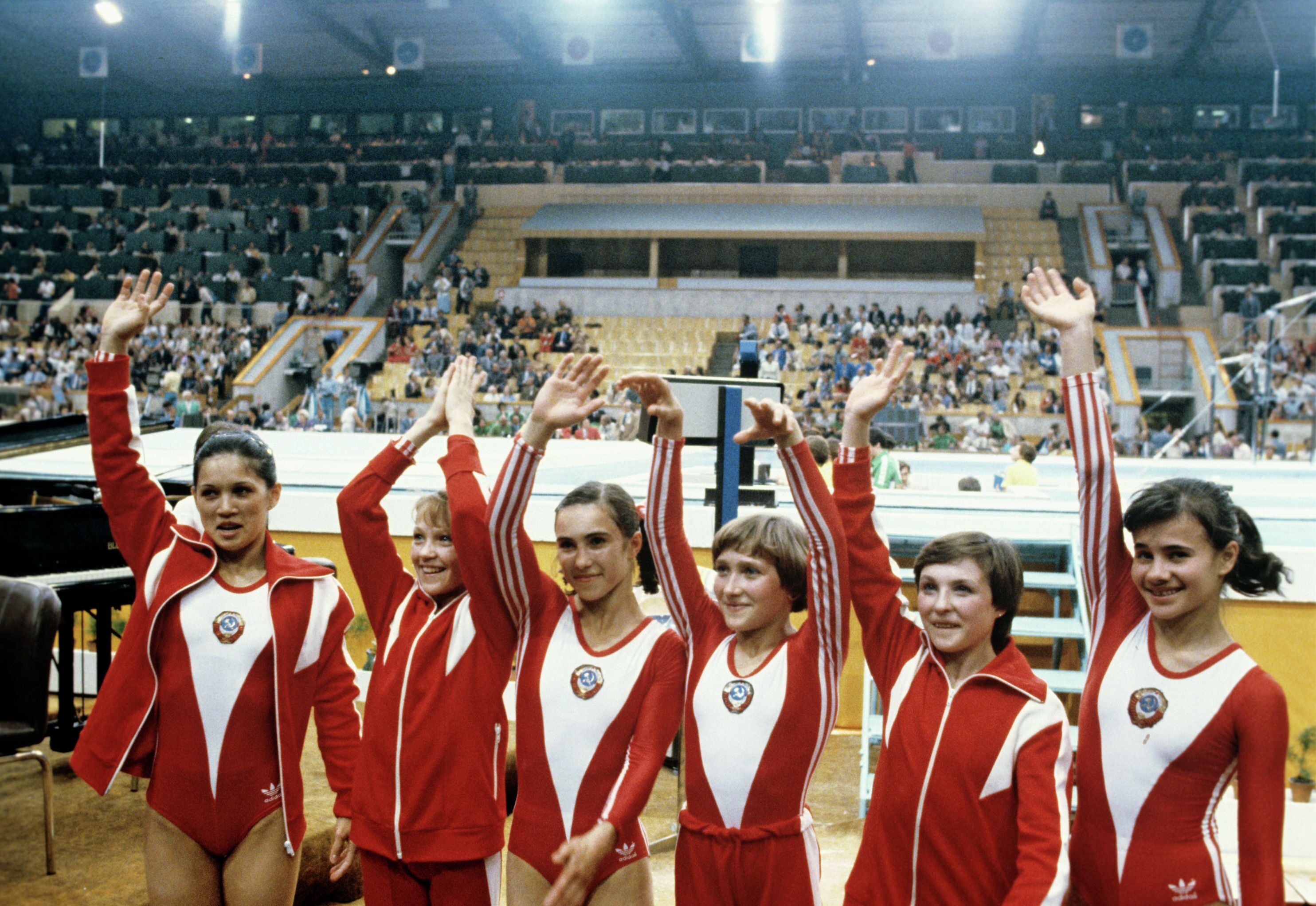 Сборная СССР по спортивной гимнастике в форме Adidas.