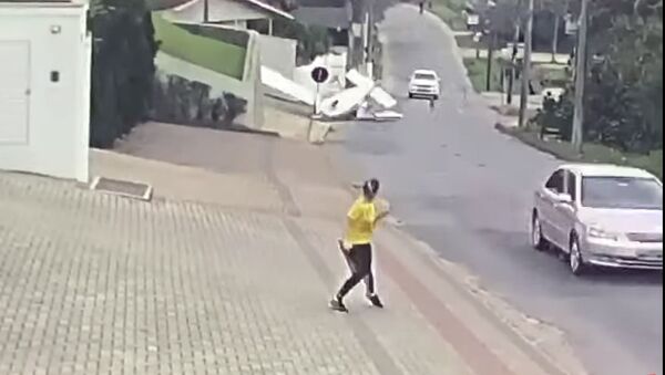 Бразилияда учак автожолго кулап, талкаланып калды. Видео - Sputnik Кыргызстан