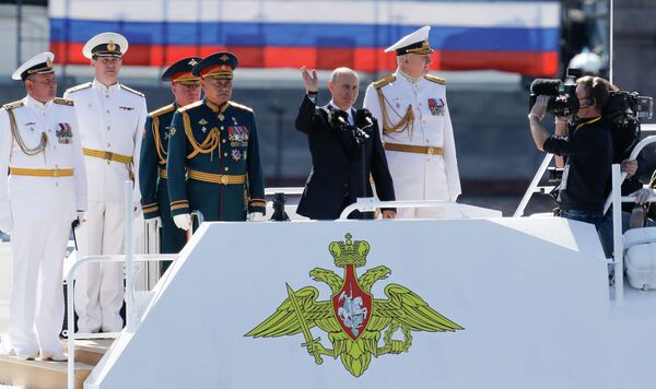 Президент РФ В. Путин принял участие в праздновании Дня ВМФ РФ в Санкт-Петербурге - Sputnik Кыргызстан