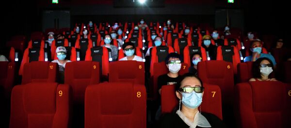 Люди в защитных масках сидят на расстоянии друг от друга в кинотеатре. Архивное фото Люди в защитных масках сидят на расстоянии друг от друга в кинотеатре. Архивное фото - Sputnik Кыргызстан
