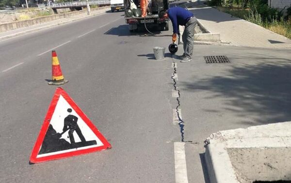 В Бишкеке проводится работа по исправлению дефектов на улицах, отремонтированных в рамках первой фазы проекта развития улично-дорожной сети за счет китайского гранта - Sputnik Кыргызстан