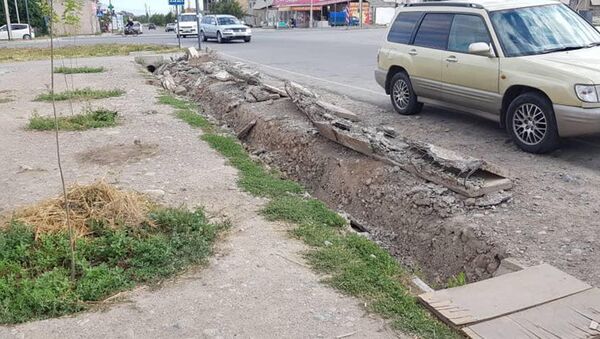 В Бишкеке проводится работа по исправлению дефектов на улицах, отремонтированных в рамках первой фазы проекта развития улично-дорожной сети за счет китайского гранта - Sputnik Кыргызстан