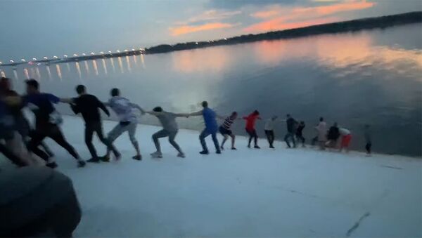 Живая цепочка — 30 человек спасли тонущую в реке женщину в Перми. Видео - Sputnik Кыргызстан