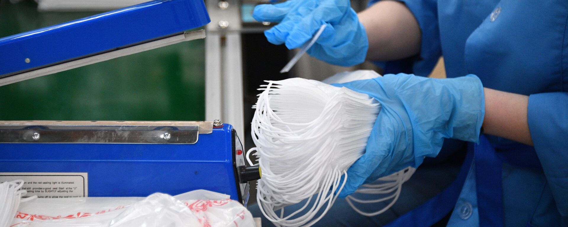 Медициналык бет каптарды өндүрүү. Архив - Sputnik Кыргызстан, 1920, 31.12.2025