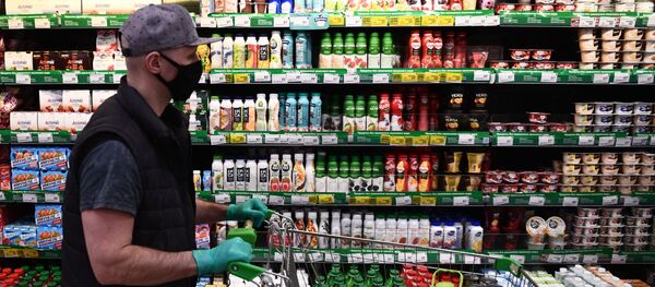 Покупатель в продуктовом магазине. Архивное фото Покупатель в продуктовом магазине. Архивное фото - Sputnik Кыргызстан