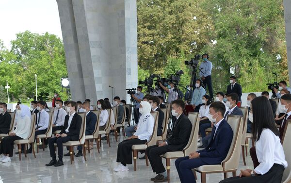На встрече с выпускниками президент выразил надежду, что среди них немало тех, кто будет продвигать страну через науку и образование - Sputnik Кыргызстан