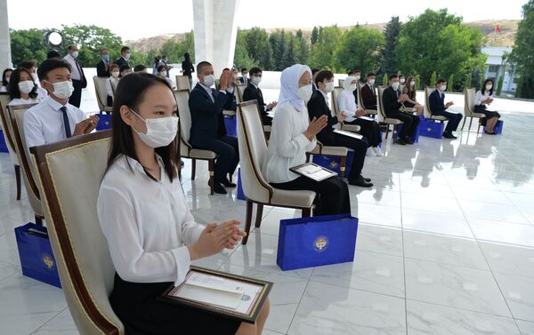Президент КР Сооронбай Жээнбеков вручил золотые сертификаты 67 выпускникам школ - Sputnik Кыргызстан