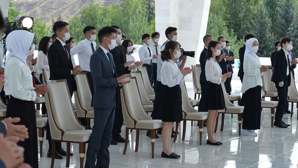 Выпускники на церемонии вручения Золотых сертификатов. Архивное фото - Sputnik Кыргызстан